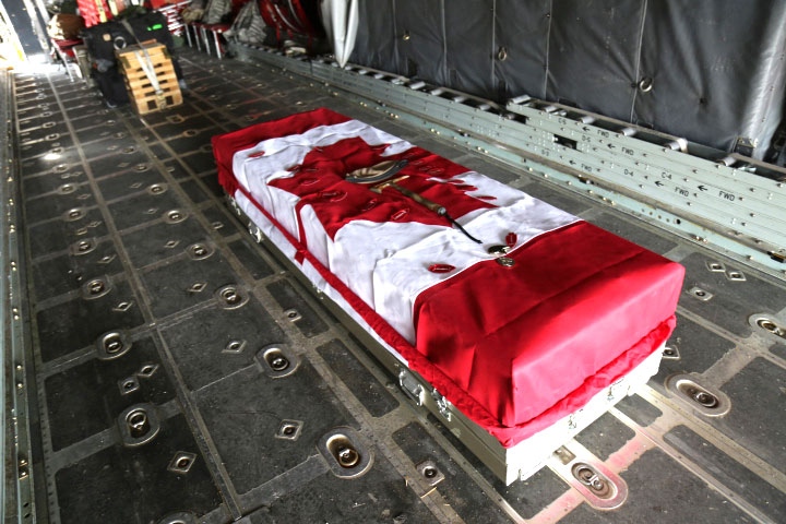The casket of Sgt. Doiron of the Canadian Special Operations Regiment,  covered with FSSF arrowhead patches, his tan beret and tomahawk. : r/ Military