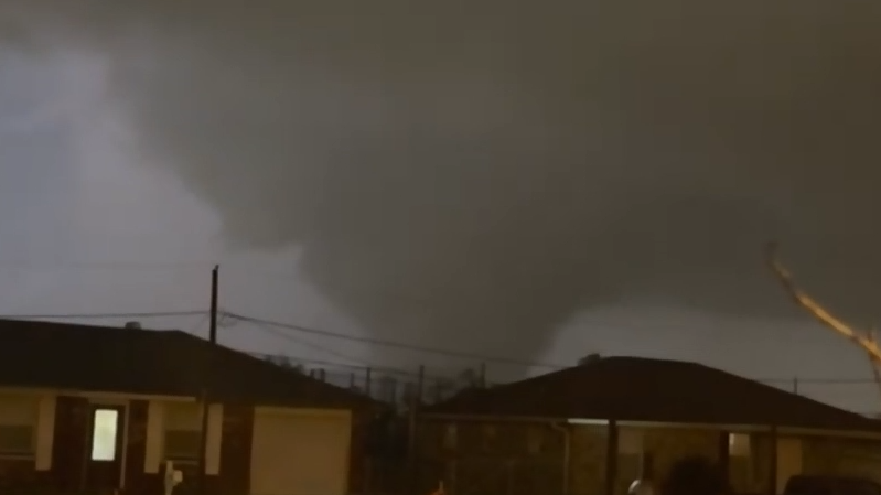 Large tornado hits New Orleans