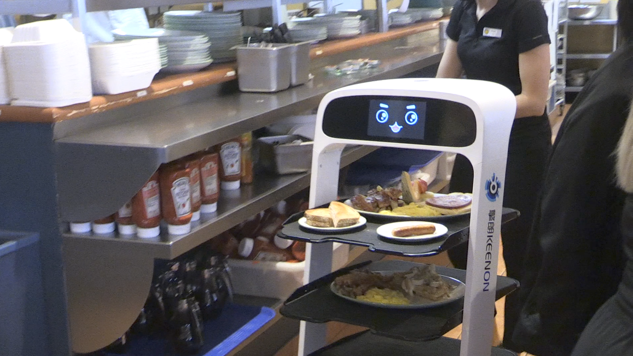 Cora's restaurant in Barrie hires robot server | CTV News