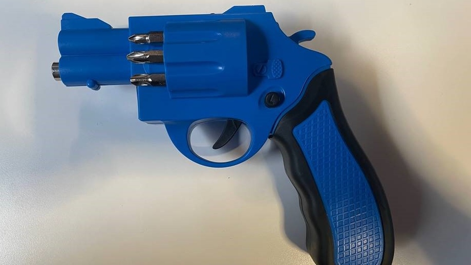 Screwdriver looks like a handgun raises concerns | CTV News
