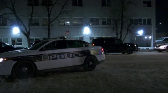 Man arrested for brandishing knife at Winnipeg apartment building: police