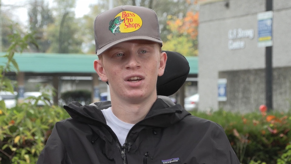 “我的目标是行走”：患瘫痪的大学橄榄球队四分卫谈起他的意外和康复