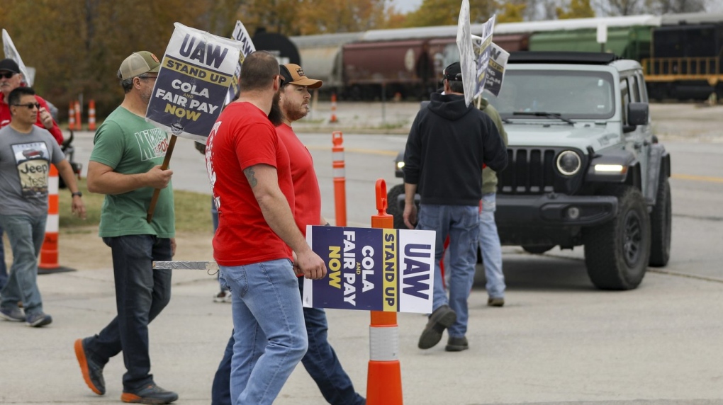 Autoworkers reach a deal with Ford, a breakthrough toward ending strikes against Detroit automakers