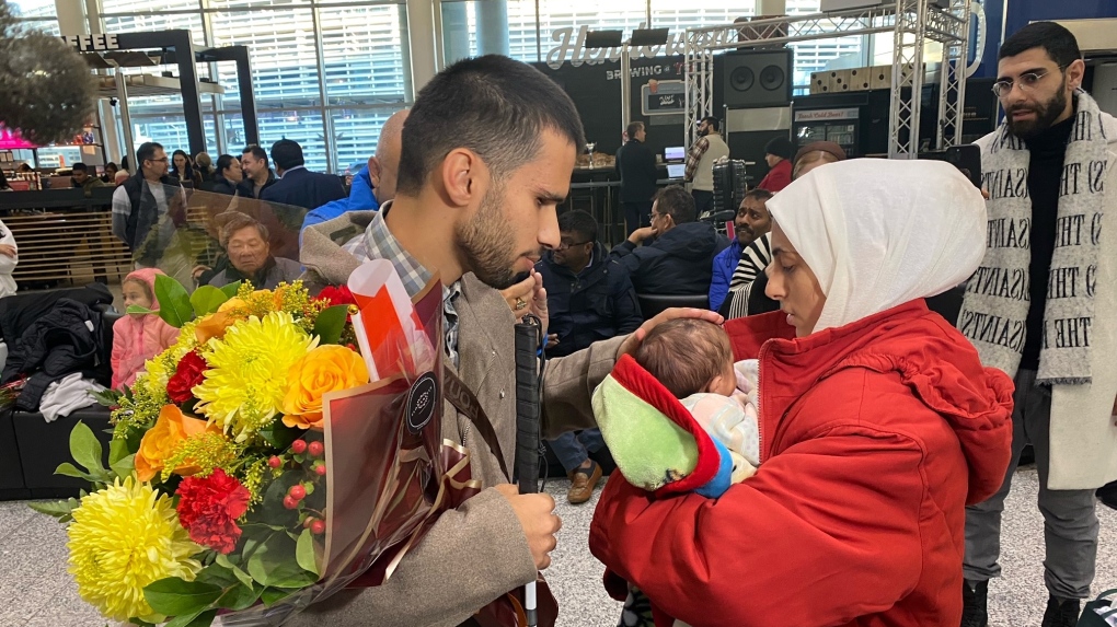 父亲与逃离以色列-哈马斯战争的妻子和新生儿团聚