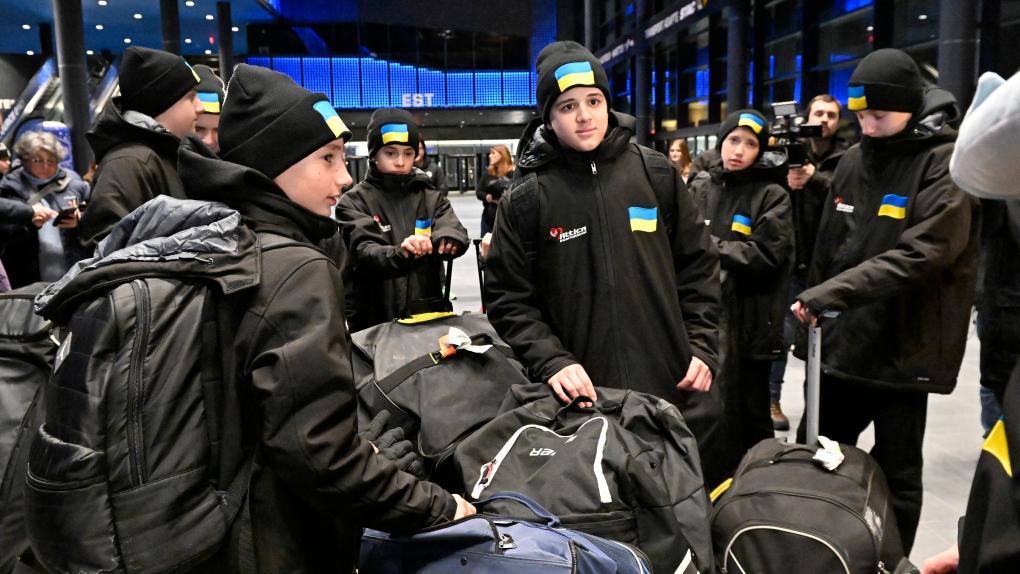 Hockey team of preteen Ukrainian refugees arrives in Quebec City for tournament