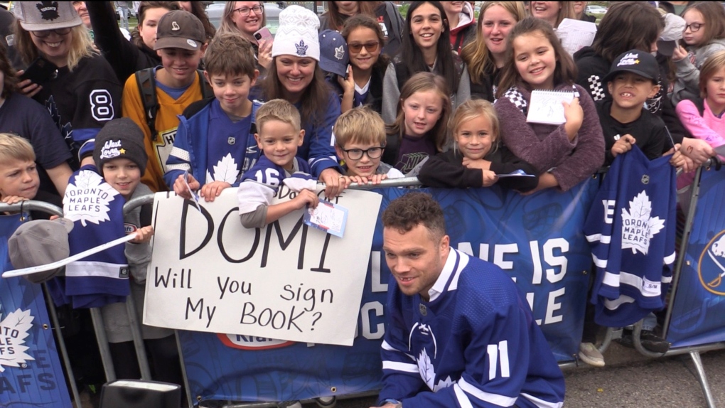 'Wasn’t expecting that': Maple Leafs players arrive to massive greeting in St. Thomas