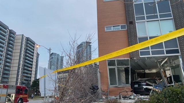 多伦多市一辆汽车撞入联排别墅，5人受伤 | CTV新闻