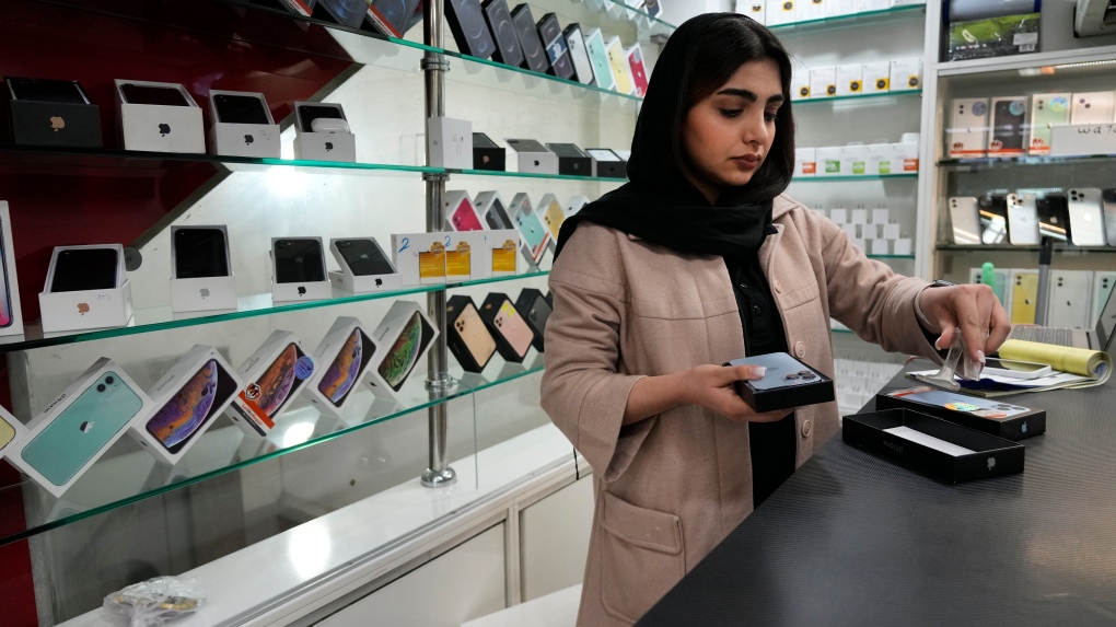 Iran lifts iPhone imports ban in place since last year