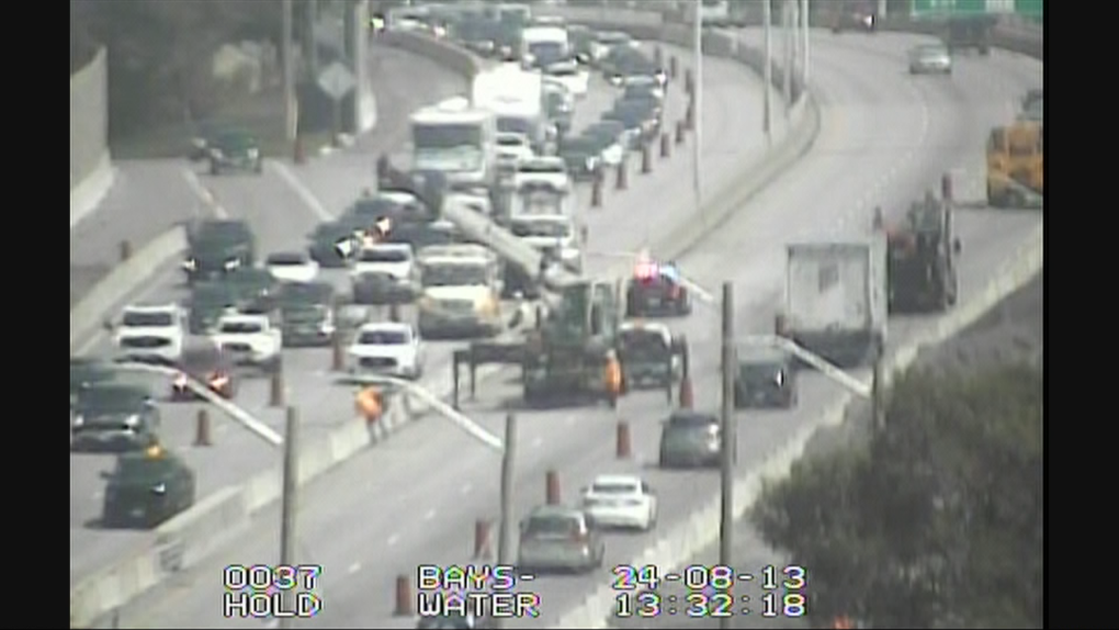 Delays on Hwy. 417 in Ottawa after diesel fuel truck collides with concrete barrier