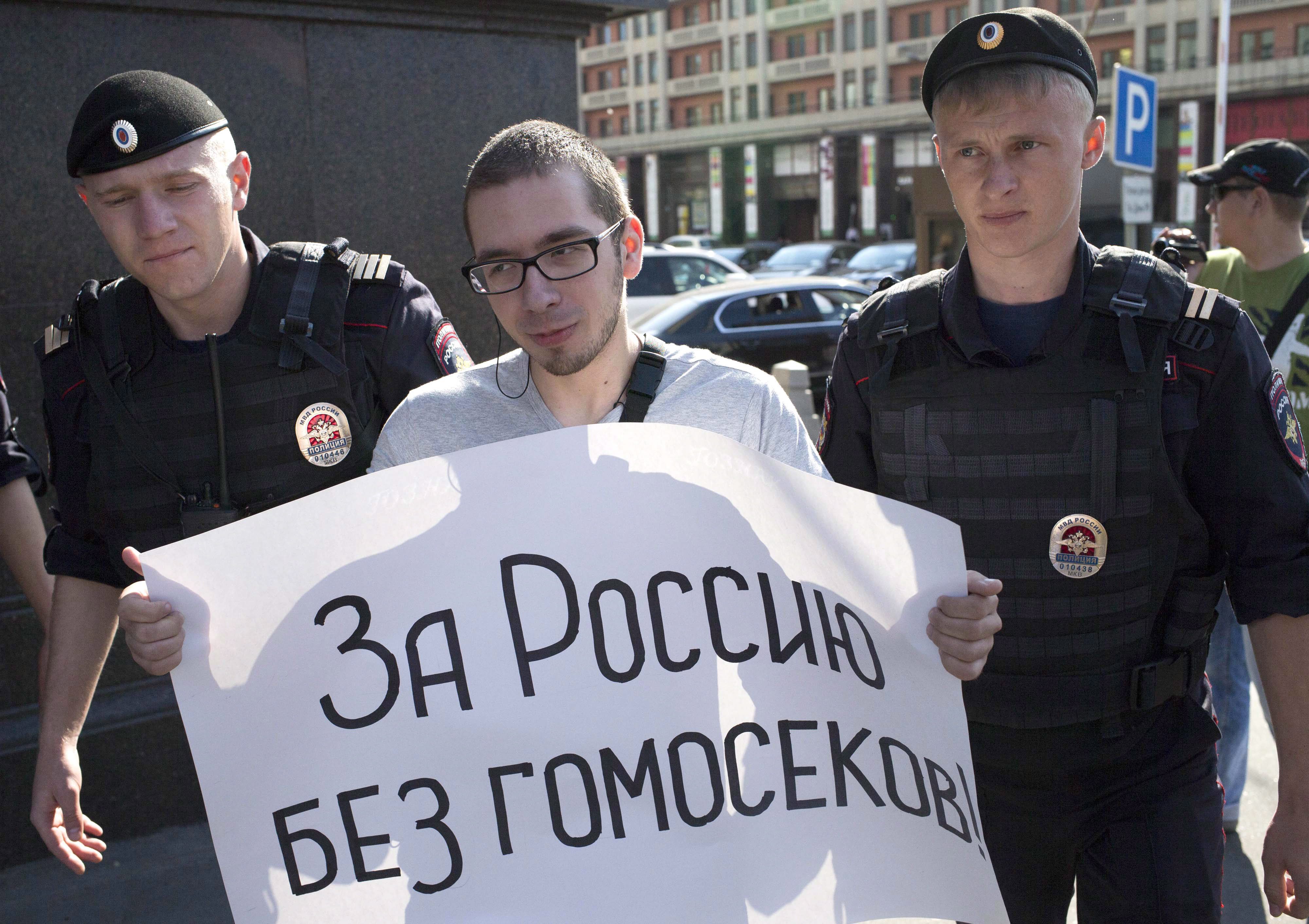 3 пидораса. Против гомосексуализма. ЛГБТ вон из России. Россия против гомосексуализма. Пропаганда гомофобии.