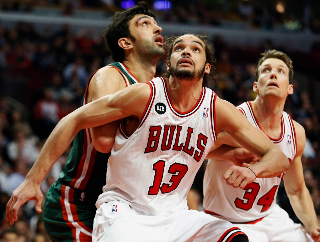 Joakim Noah has hilarious jersey signing encounter with Bulls fan