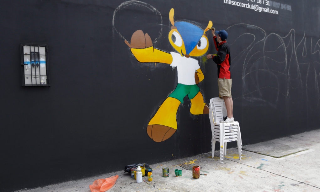 Andres Soto paints a mural of Fuleco