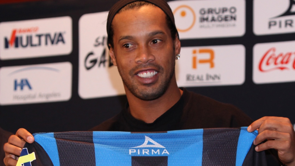 Ronaldinho with his new Queretaro club jersey