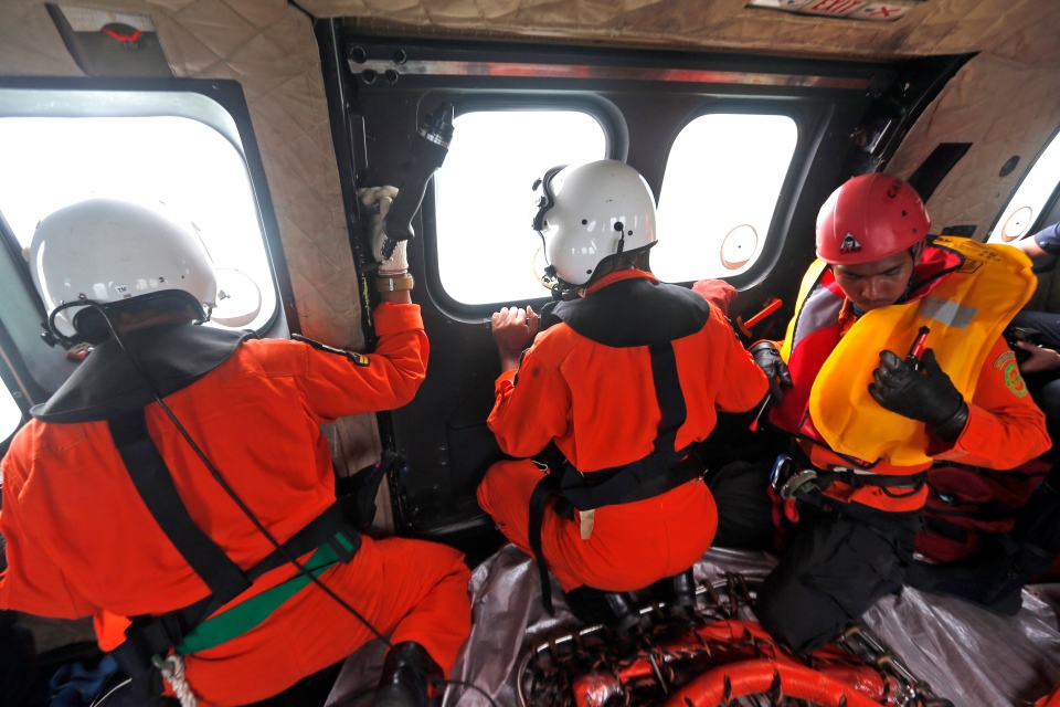 Divers Resume Search For Victims And Fuselage Of Crashed AirAsia ...