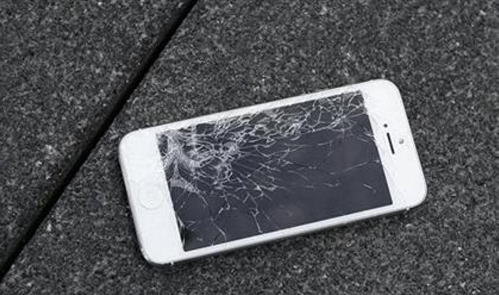 Cracking the mystery: Why do smartphone screens break so easily? | CTV News