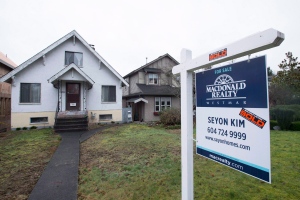A sold home is pictured in Vancouver, B.C., on Feb. 11, 2016. (Jonathan Hayward / The Canadian Press)