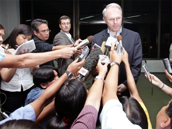 U.S. Assistant Secretary of State for East Asia and Pacific Affairs Christopher Hill talks to the media at the Ninoy Aquino International Airport in Manila, Philippines prior to departing for Indonesia on Friday, May 25, 2007 (AP / Bullit Marquez)