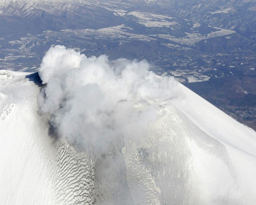 Volcano erupts near Tokyo, raining ash down on city | CTV News