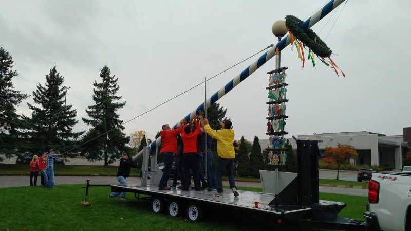 The maypole is lowered marking the end of Oktoberfest 2016. (Photo from Twitter)