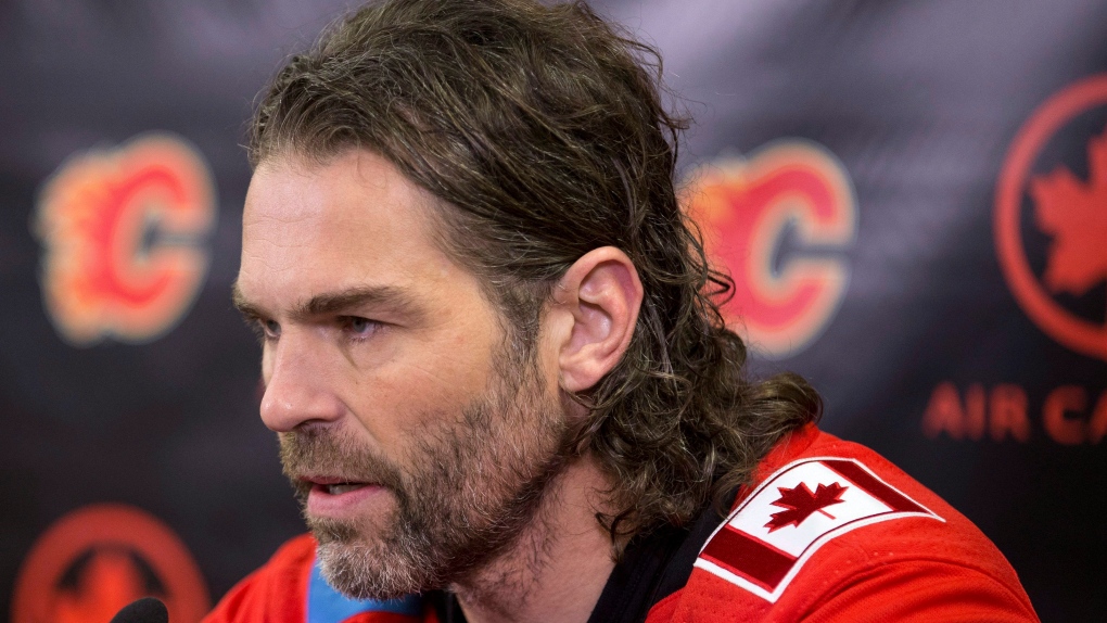 Jagr puts on a Flames jersey for the first time (PHOTOS)