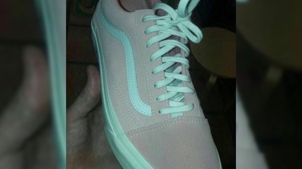 Colour conundrum: Is this shoe pink or teal? | CTV News