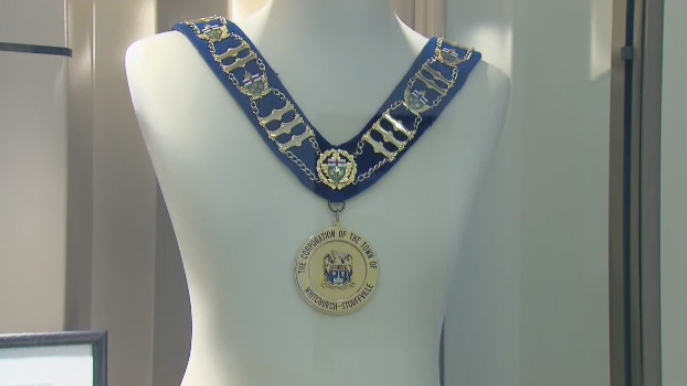 A tale of two chains: Ontario mayor defends $1,900 symbol | CTV News
