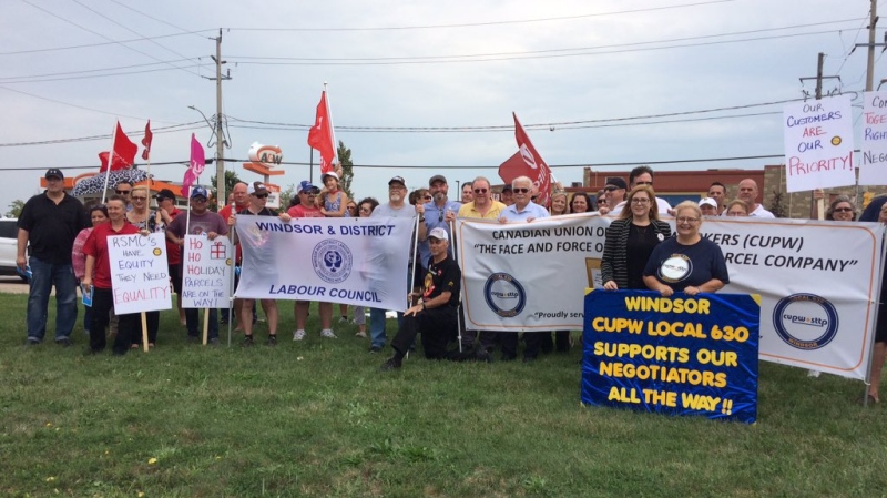 Members of the Canadian Union of Postal Workers hold an information picket in Windsor to back contract demands on September 21, 2018. ( Angelo Aversa / CTV Windsor )