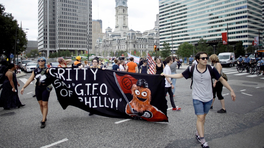 Gritty memes: Why is the Philadelphia Flyers mascot Donald Trump's enemy? -  Vox