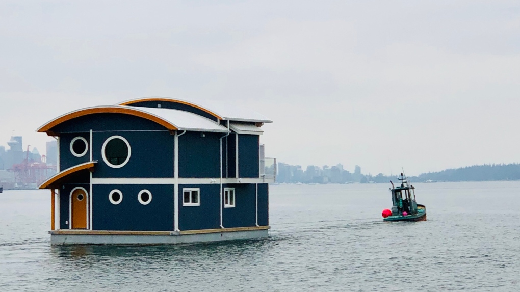 Houseboat heading towards Mosquito Creek Marina