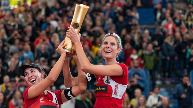 Sarah Pavan (right) of Kitchener and Melissa Humana-Paredes hoist the 2019 Beach Volleyball World Championships trophy (Source: @SarahPavan Twitter)