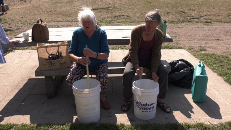 Helga and Michael Bagnell do laundry in Centennial Park in Ganges, Salt Spring Island. (CTV Vancouver Island)