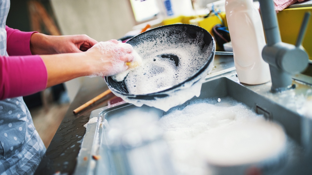 Hand-washing your dishes? This is how to spread the fewest germs ...