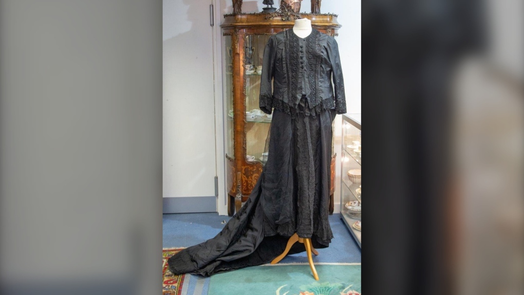 Queen Victoria dress