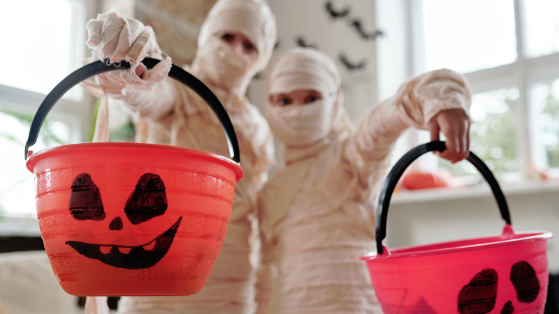 Kids in mummy costumes (Photo by Daisy Anderson from Pexels)
