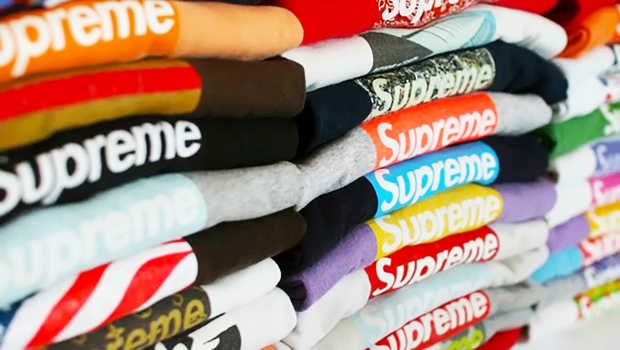 People are bulk buying Supreme T-shirts found for $4 - BBC News