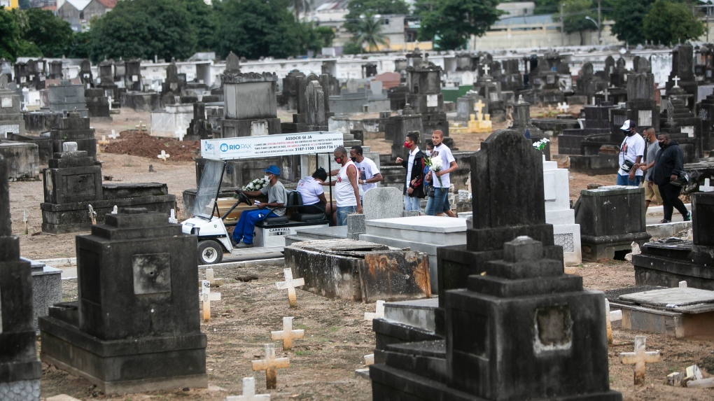 Relatives attend Cleyton da Silva Freitas' burial