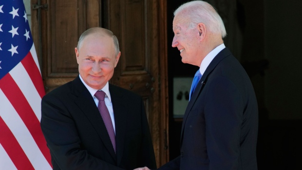 Biden in call to press Putin to de-escalate Ukraine crisis