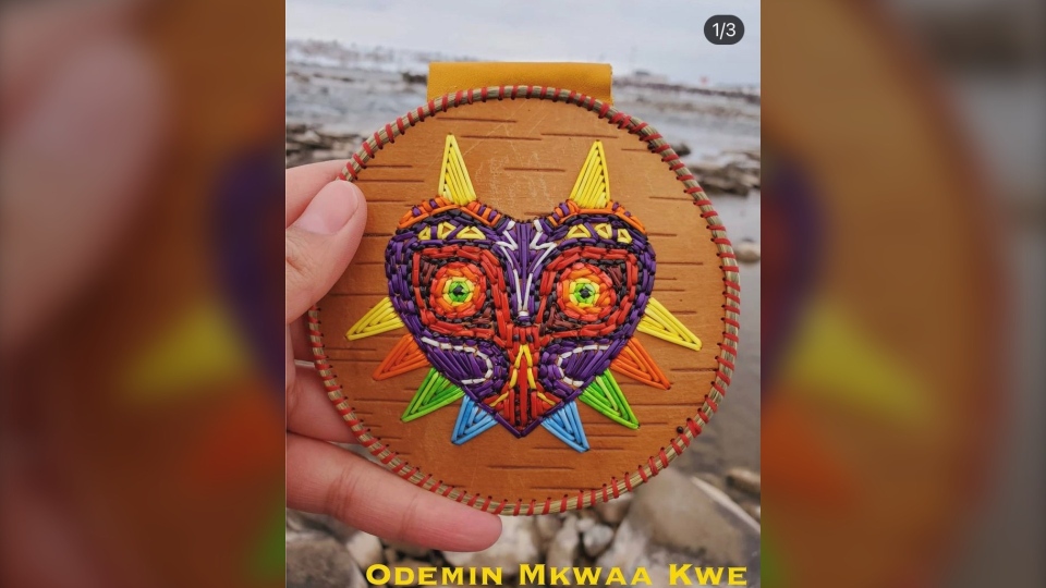 Amber Waboose : l'histoire d'une artiste ojibway en piquants - Whats Now