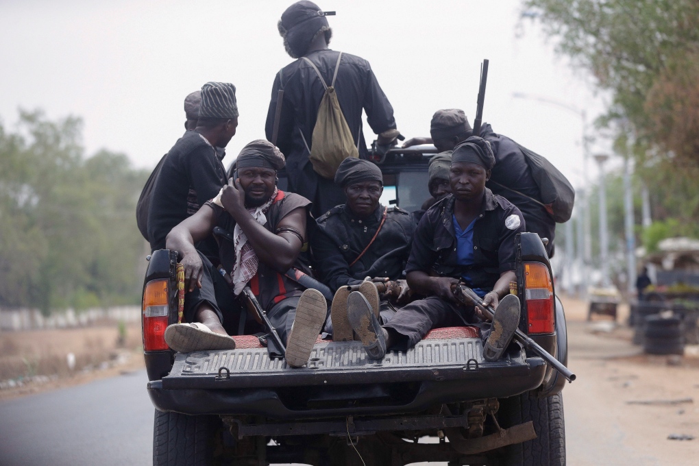 Vigilantes in Nigeria armed with guns 