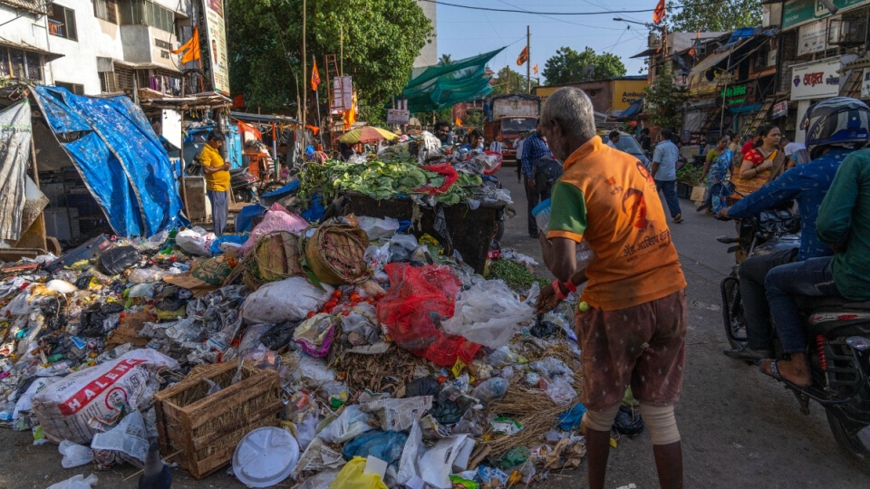 Plastic pollution: Delegates agree to craft draft treaty