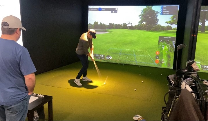 Nova Scotia news: Golfers using simulators in Dartmouth during winter  months