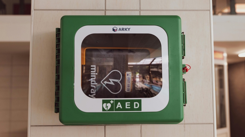 An automated external defibrillator (AED). (Vladimir Srajber/pexels.com)