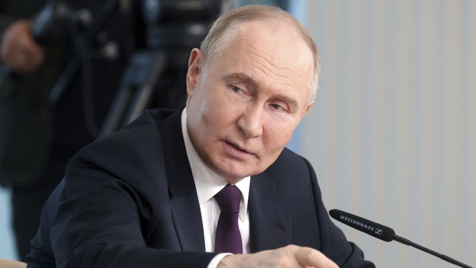 Putin speaks with international news agencies