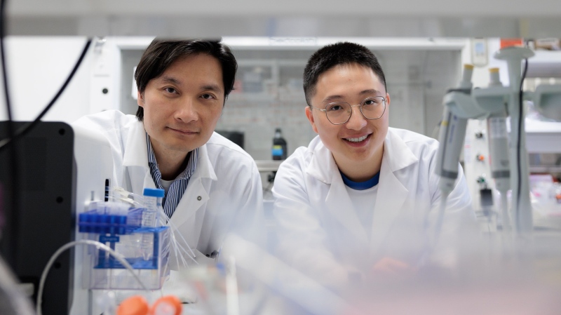 Dr. Shyh-Dar Li and Dr. Jiamin Wu. (Justin Ohata/UBC Faculty of Pharmaceutical Sciences photo)