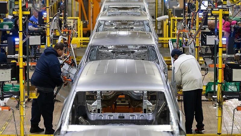 Employees at the Detroit Assembly Complex – Jefferson install doors on the Jeep® Grand Cherokee and Dodge Durango as they come down the line of the body shop. (Source: Stellantis)