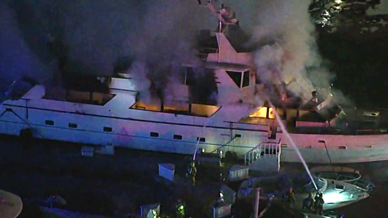 30-metre yacht goes up in flames in Calif.