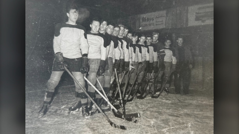 Hockey players pose for a photo at Stannus Street Rink in Windsor, N.S. (Image courtesy: Windsor Hockey Heritage Centre)