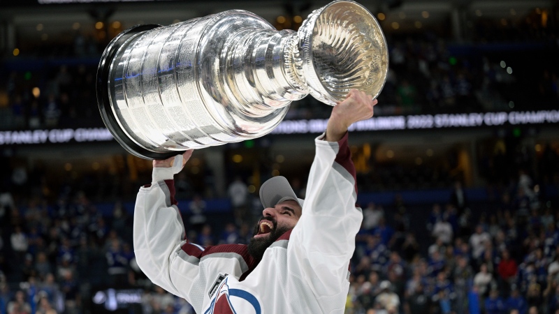 Colorado Avalanche centre Nazem Kadri lifts the Stanley Cup after the team defeated the Tampa Bay Lightning in Game 6 of the NHL hockey Stanley Cup Finals on June 26, 2022, in Tampa, Fla. (Source: THE CANADIAN PRESS/AP/Phelan M. Ebenhack)