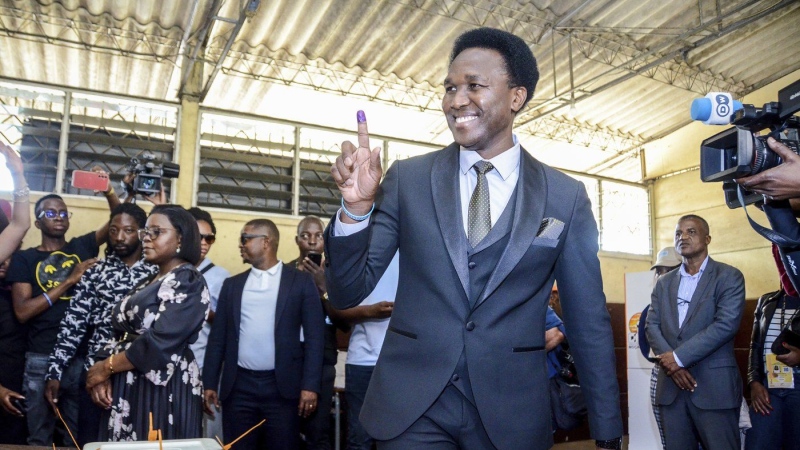 Independent candidate Venancio Mondlane holds up his finger after casting his vote in general elections in Maputo, Mozambique, Wednesday, Oct. 9, 2024. (AP Photo/Carlos Equeio)