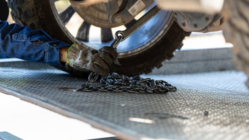 A vehicle on a tow truck in a stock image. (Source: Pexels)